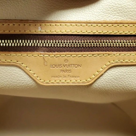 NOT FOR SALE - Louis Vuitton Monogram Bucket
Bag PM with pouch & LV key chain. - Picture 5 of 16